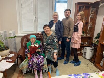 Муниципальные депутаты продолжают поздравлять ветеранов с 80-летием Победы 