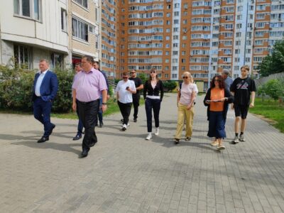 Муниципальные депутаты приняли участие в обходе территории главы управы района Некрасовка 